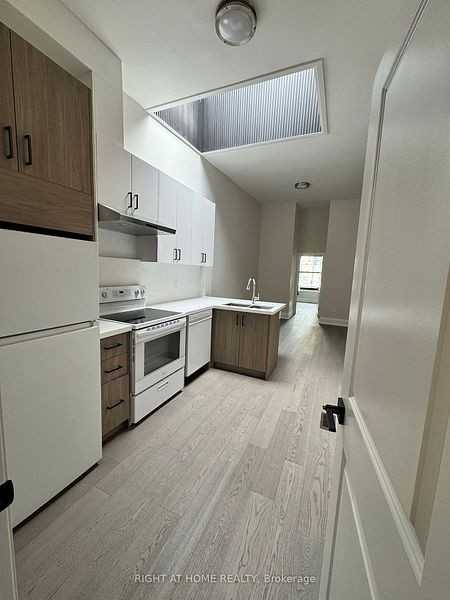 592 Yonge Street - Photo 2 of 13