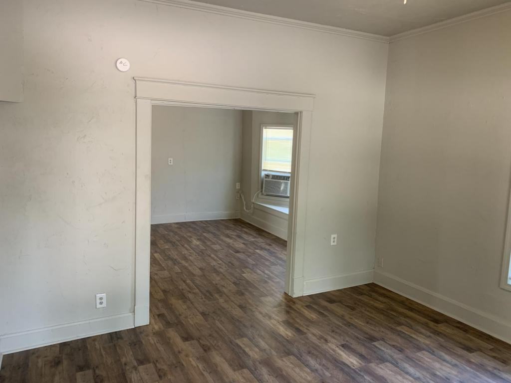 208 E Springer Ave - Photo 2 of 18