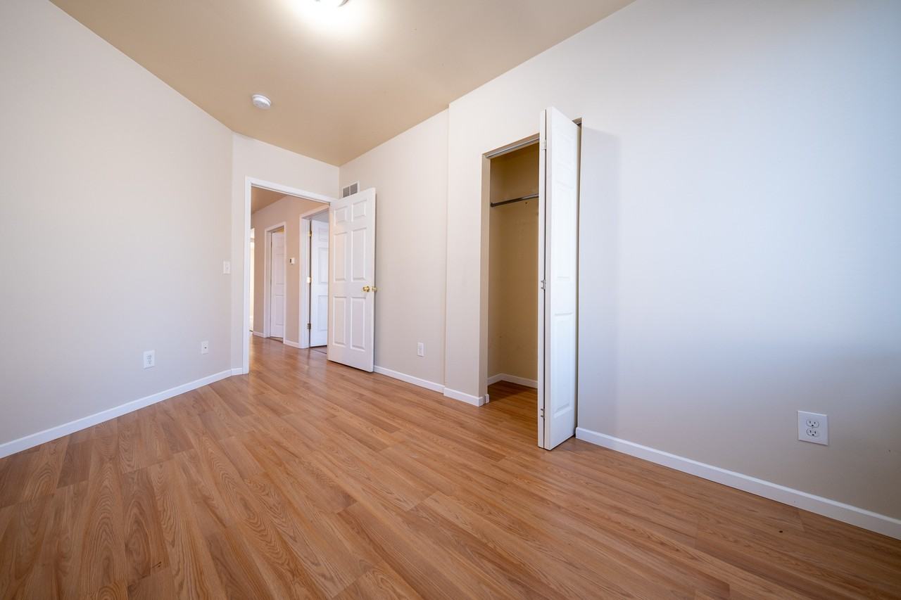 1097 24th Ave Se - Photo 4 of 27