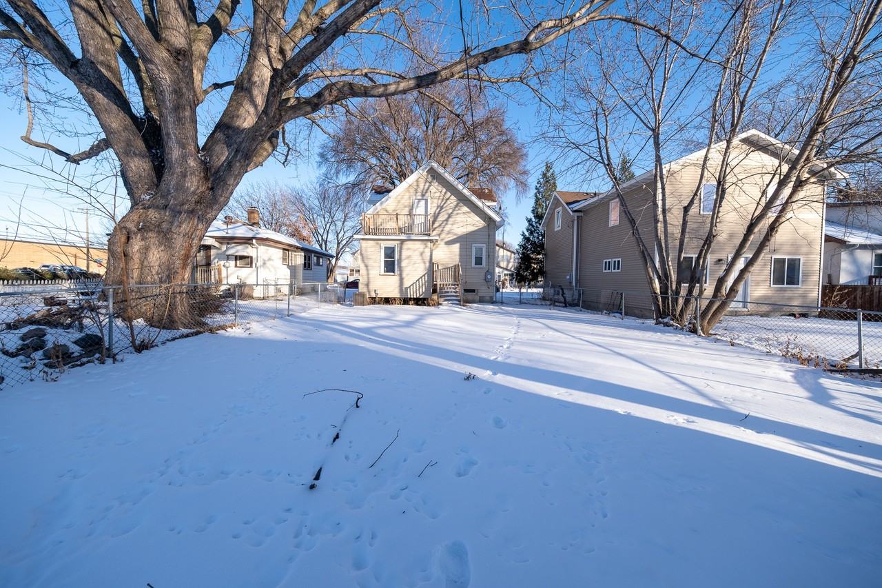 1097 24th Ave Se - Photo 3 of 27