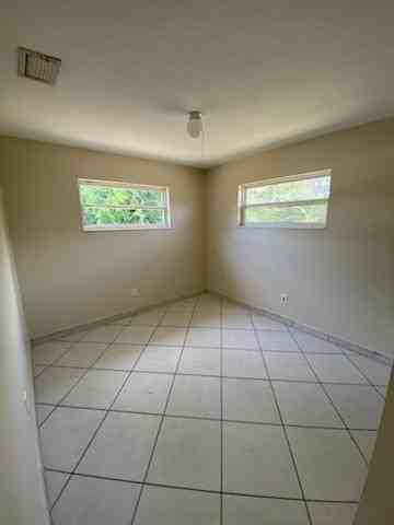 325 W Merritt Ave - Photo 2 of 8