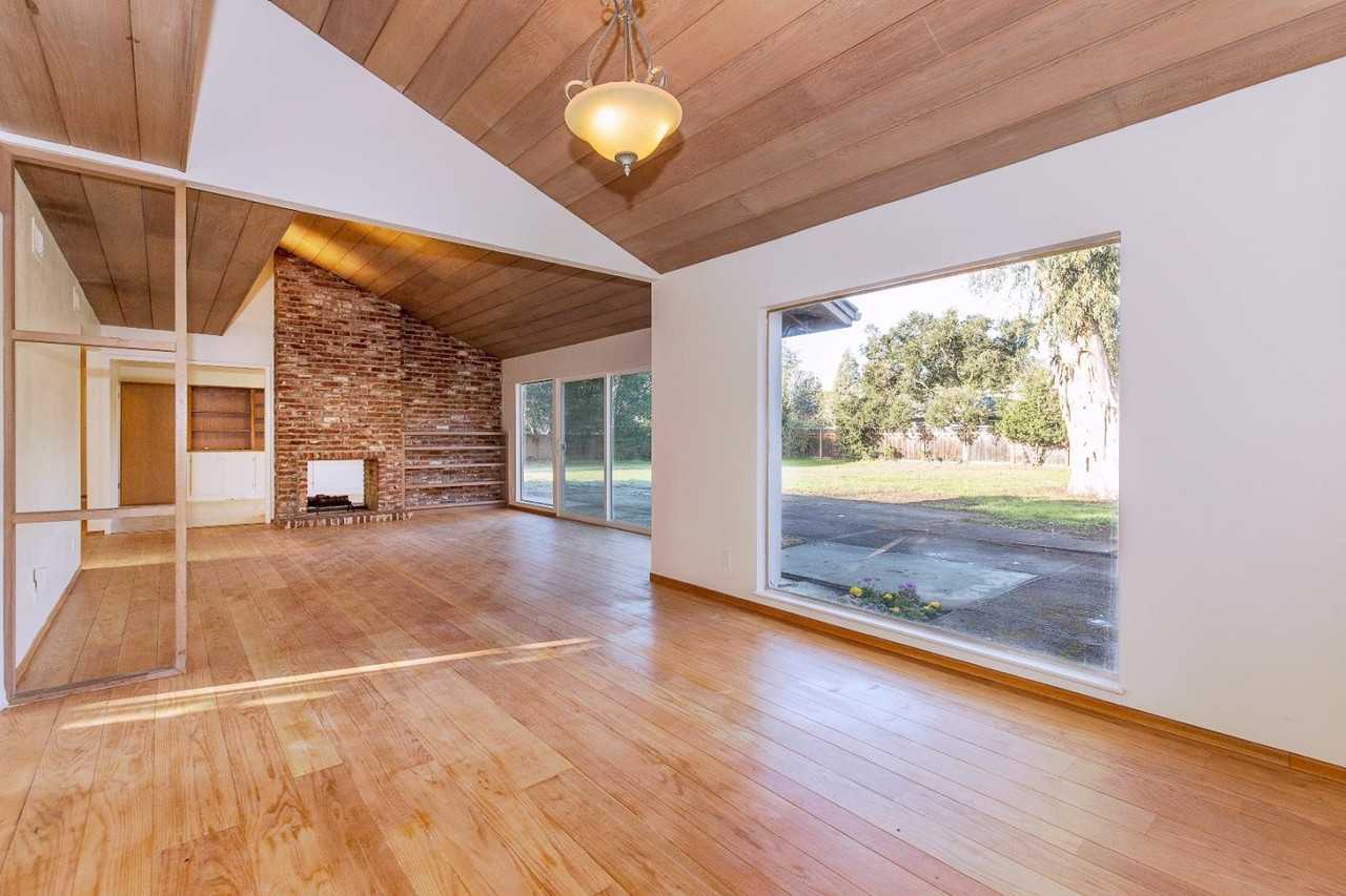 250 Catalpa Dr - Photo 3 of 33