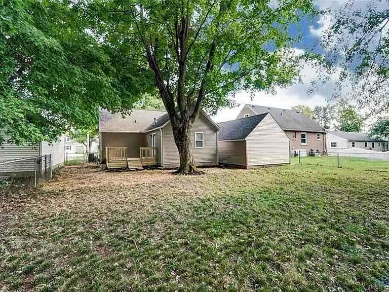 1516 Crystal Ave - Photo 2 of 6