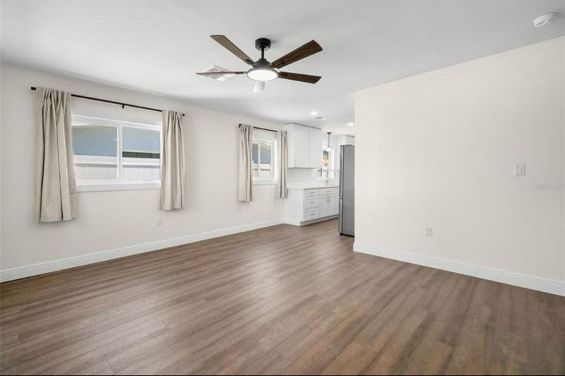 185 185/187 38Th Ave Se #187 - Photo 3 of 15