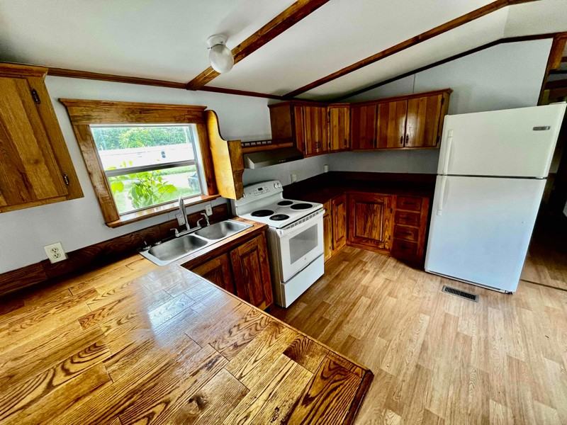 1038 Maple Dr - Photo 2 of 14