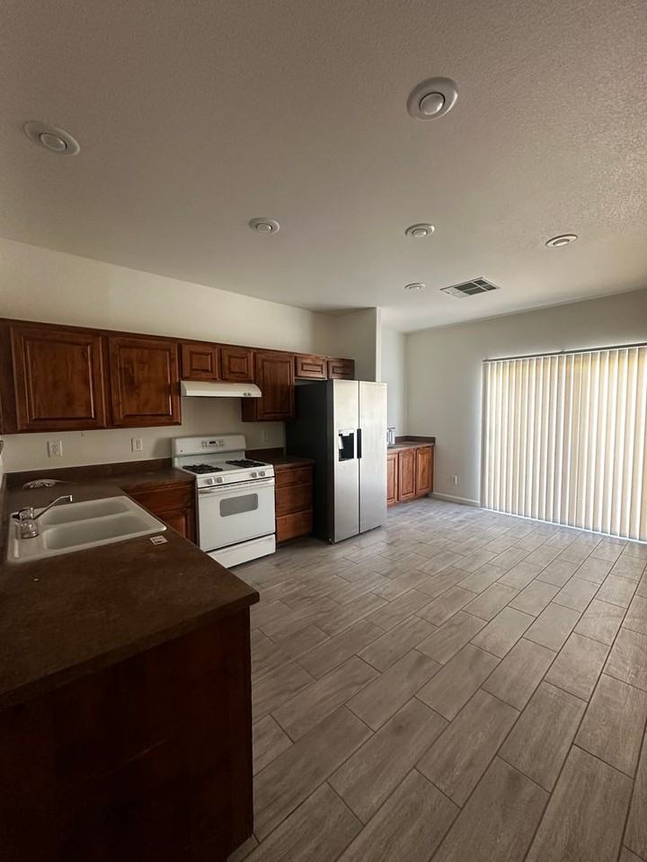 6186 Pacific Dogwood Ave - Photo 5 of 33