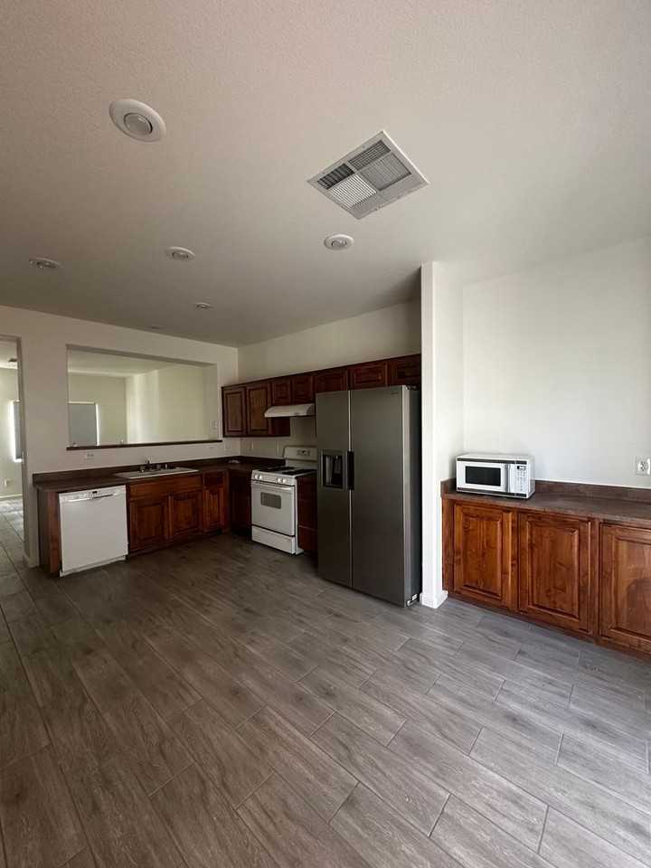 6186 Pacific Dogwood Ave - Photo 7 of 33