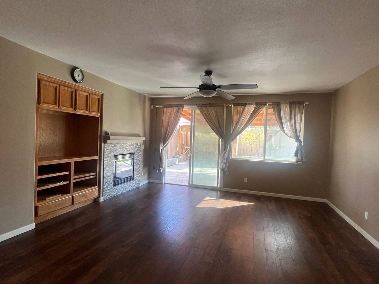 2055 Lime Ave - Photo 3 of 32