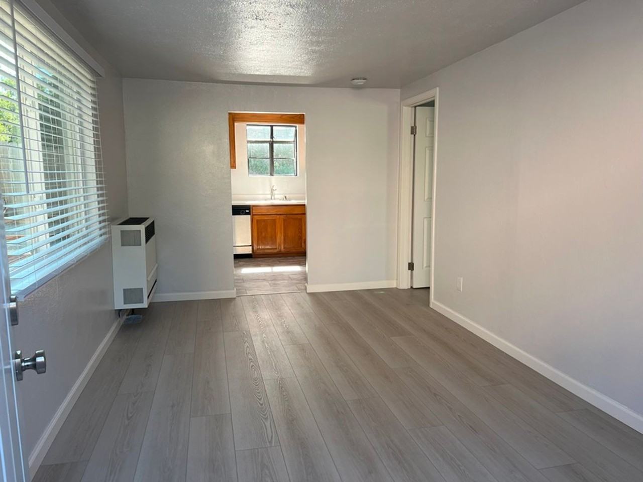 1404 E St - Photo 2 of 8