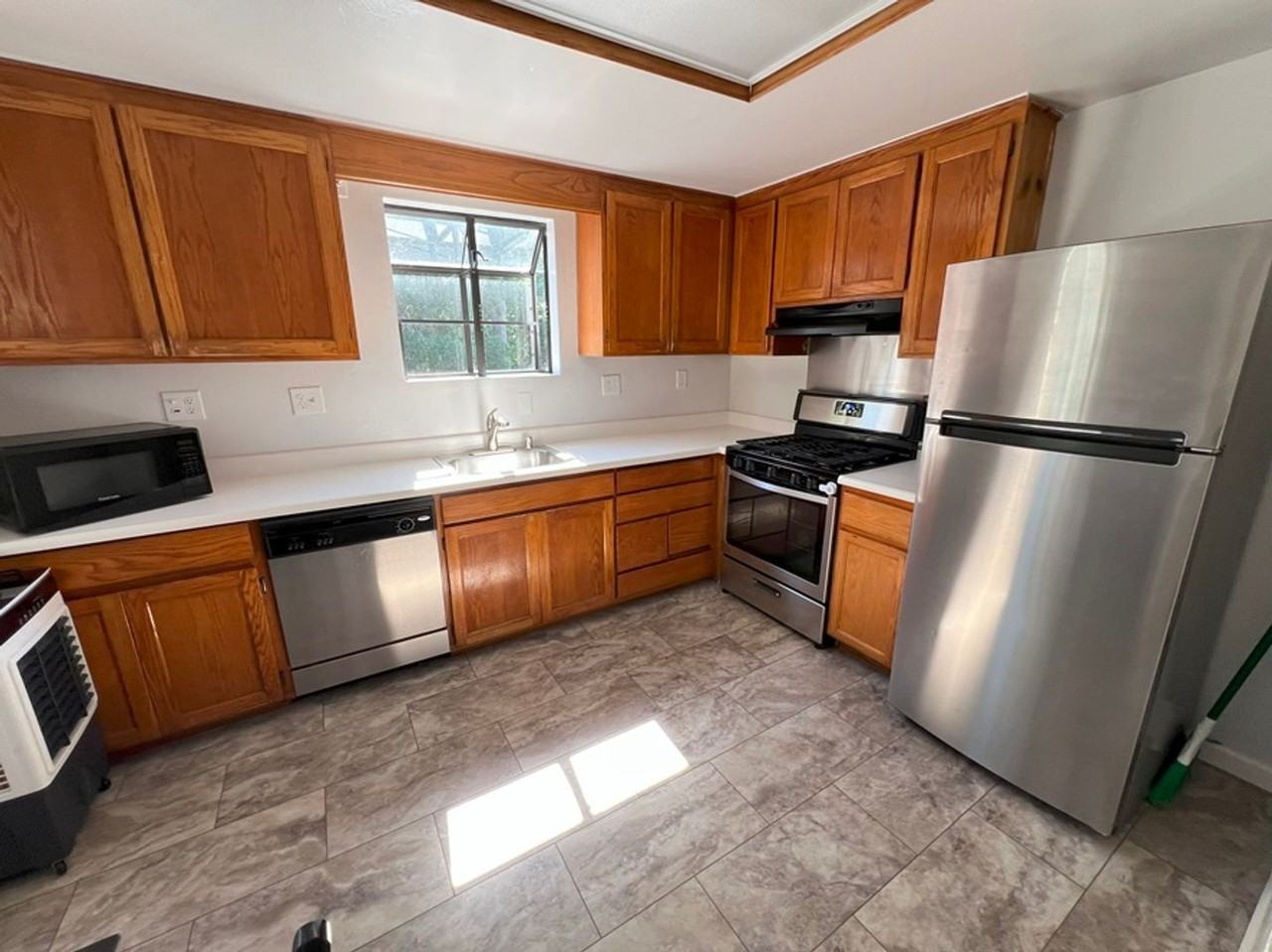1404 E St - Photo 3 of 8