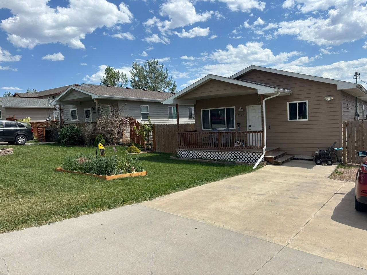 235 Lindbergh Ave - Photo 2 of 18