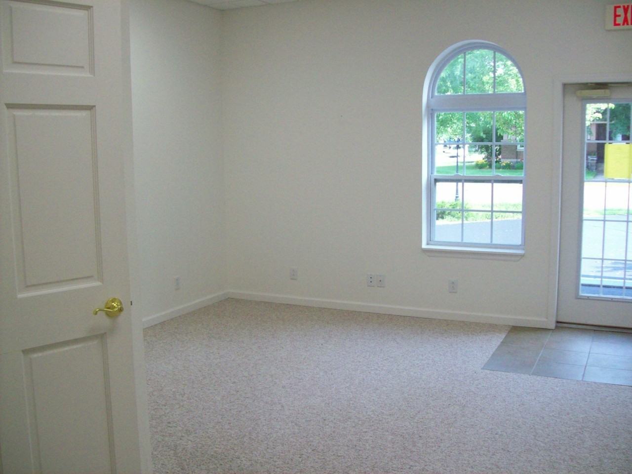 810 Baker Street - Photo 3 of 8