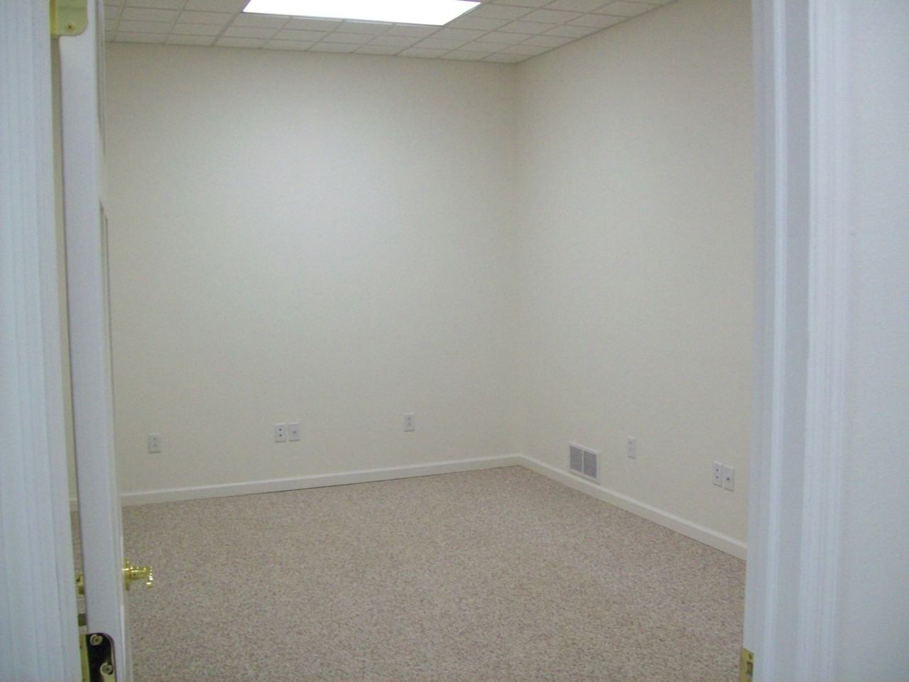 810 Baker Street - Photo 4 of 8