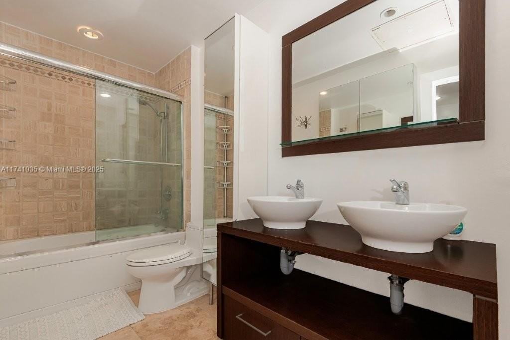2301 Collins Ave #1629 - Photo 4 of 25