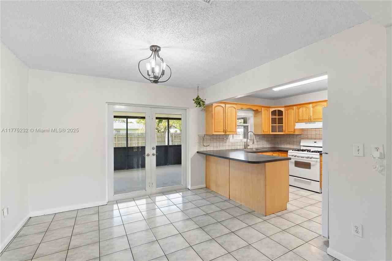 9364 Sw 184th Ter - Photo 3 of 5