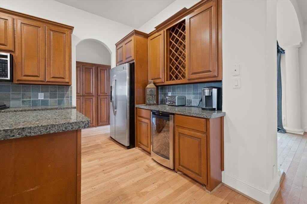 416 Mills St - Photo 5 of 38