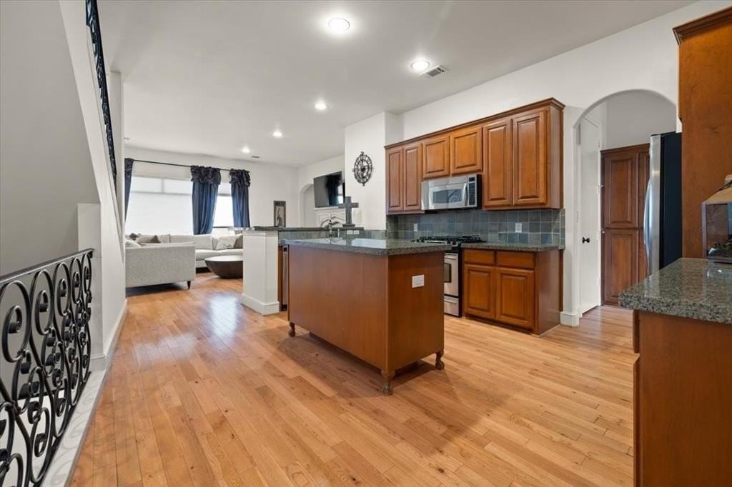 416 Mills St - Photo 7 of 38