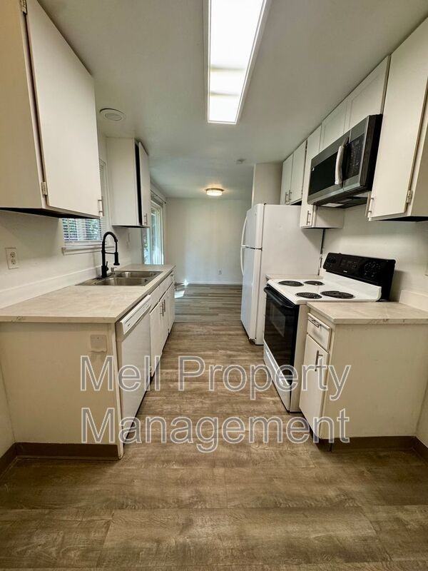 1821 Se Mason St #B - Photo 3 of 12