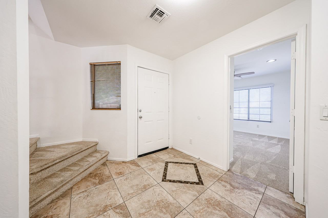 13041 W Mauna Loa Ln - Photo 3 of 34