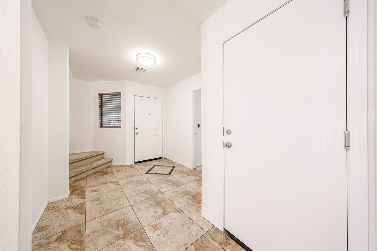 13041 W Mauna Loa Ln - Photo 4 of 34