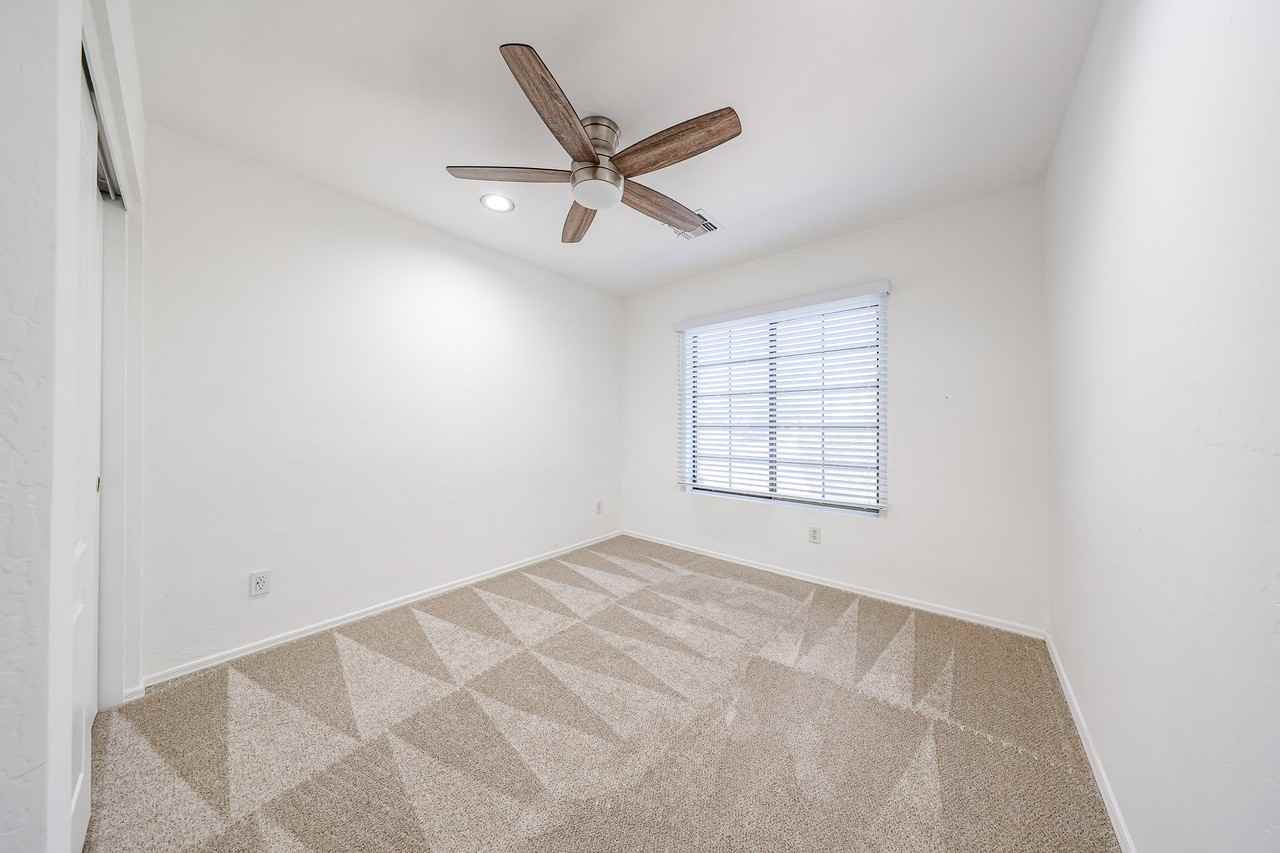 13041 W Mauna Loa Ln - Photo 5 of 34