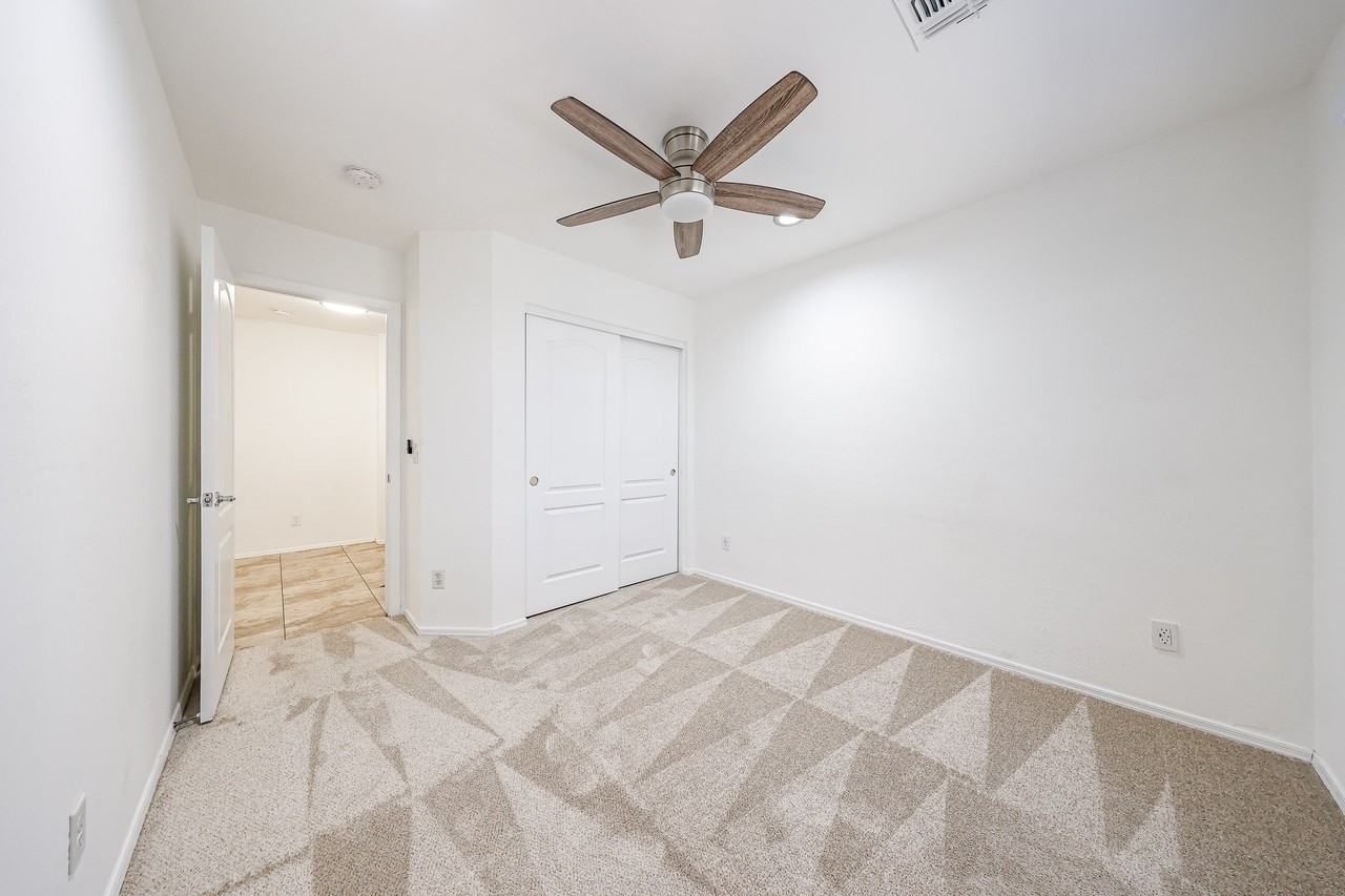 13041 W Mauna Loa Ln - Photo 6 of 34