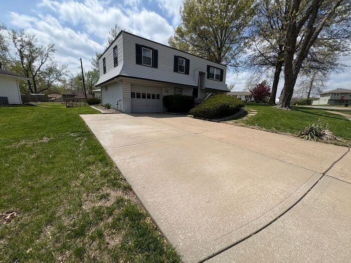 11912 Beacon Ave - Photo 2 of 48