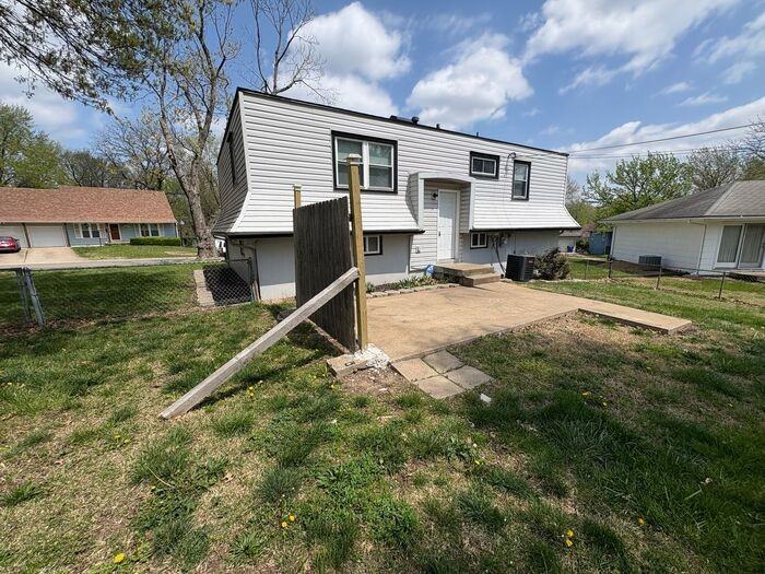 11912 Beacon Ave - Photo 3 of 48