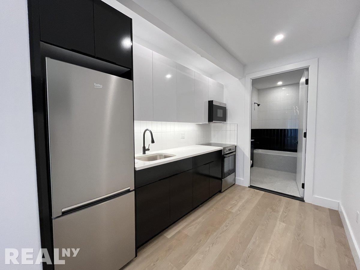 President St #8D - Photo 2 of 19