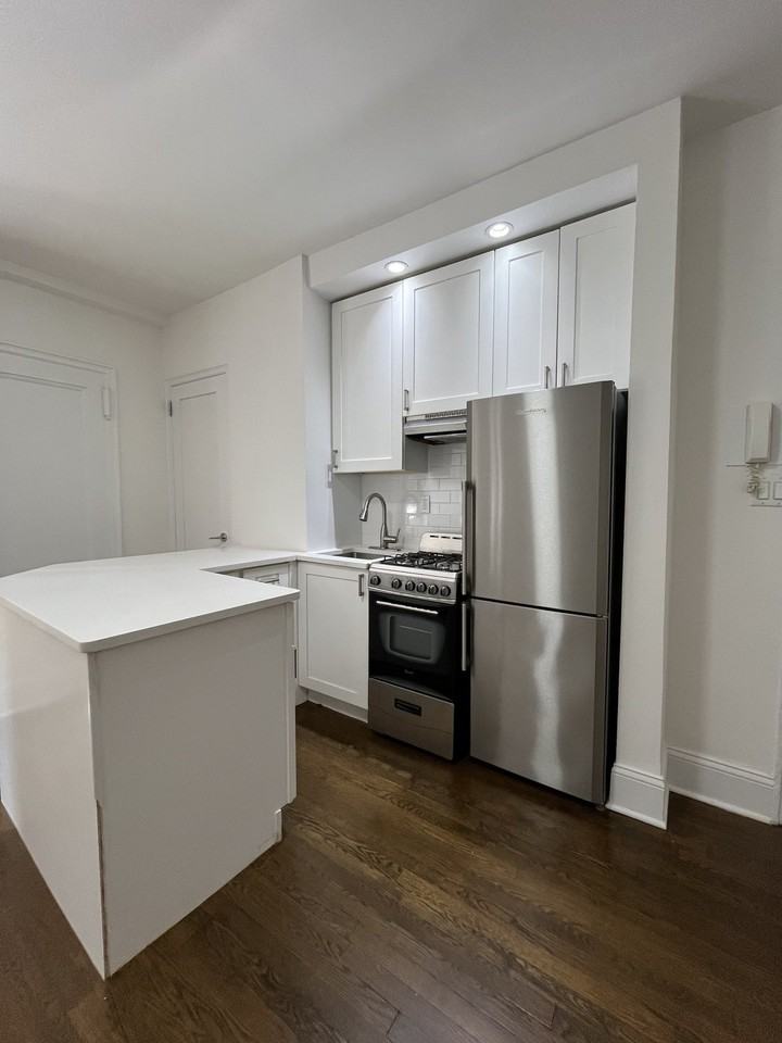 E 46th St #5P - Photo 7 of 8