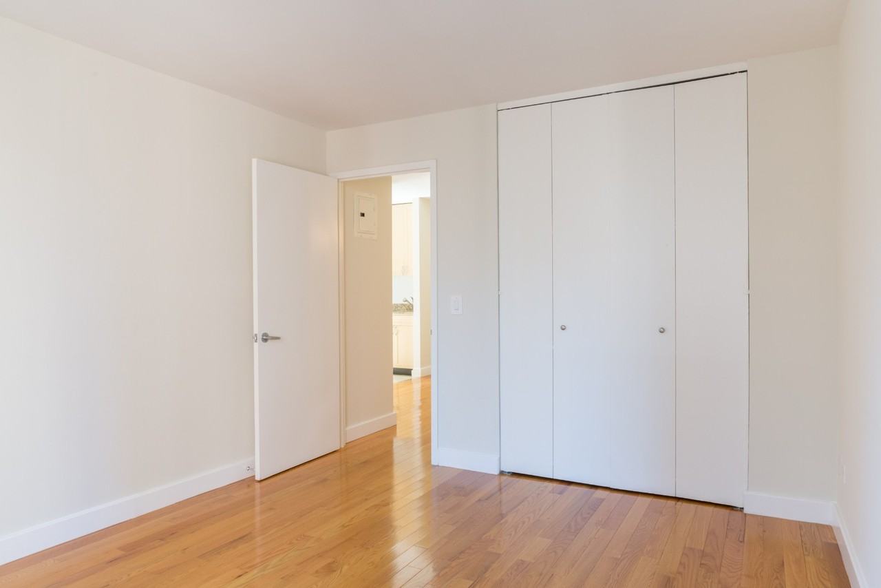 W 48th St #022P - Photo 3 of 5