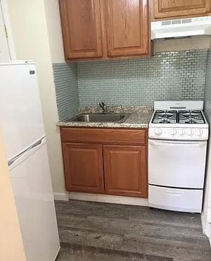 E 19th St #4F - Photo 6 of 7