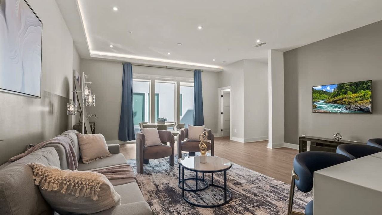 1733 N Fitzhugh Ave #1226737P - Photo 2 of 27