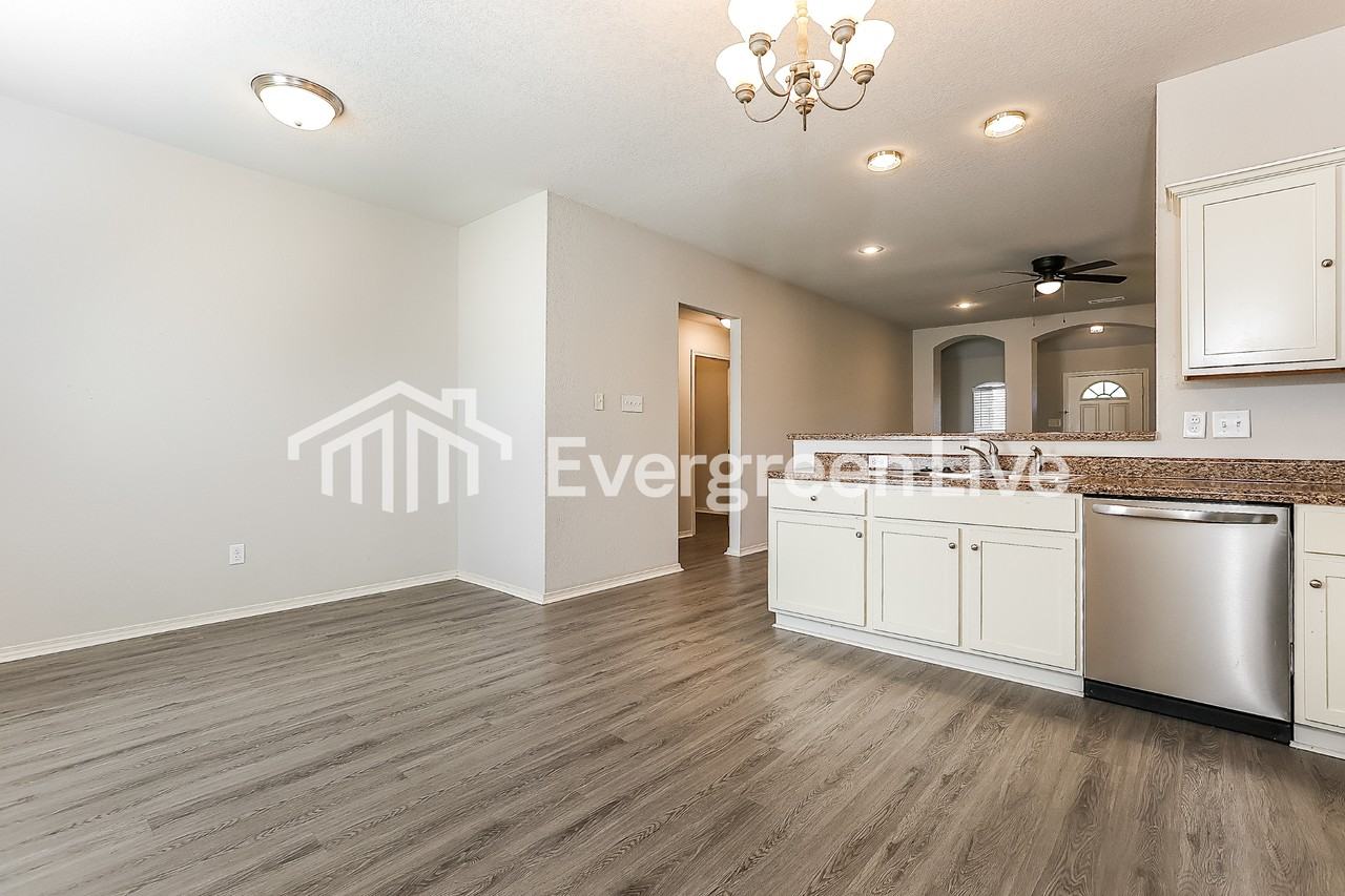 5504 Bundy Dr - Photo 5 of 15