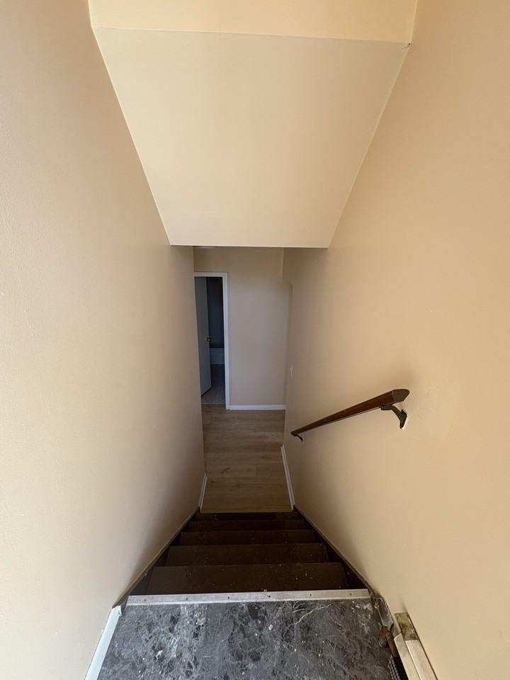 960 5th St #G - Photo 2 of 6