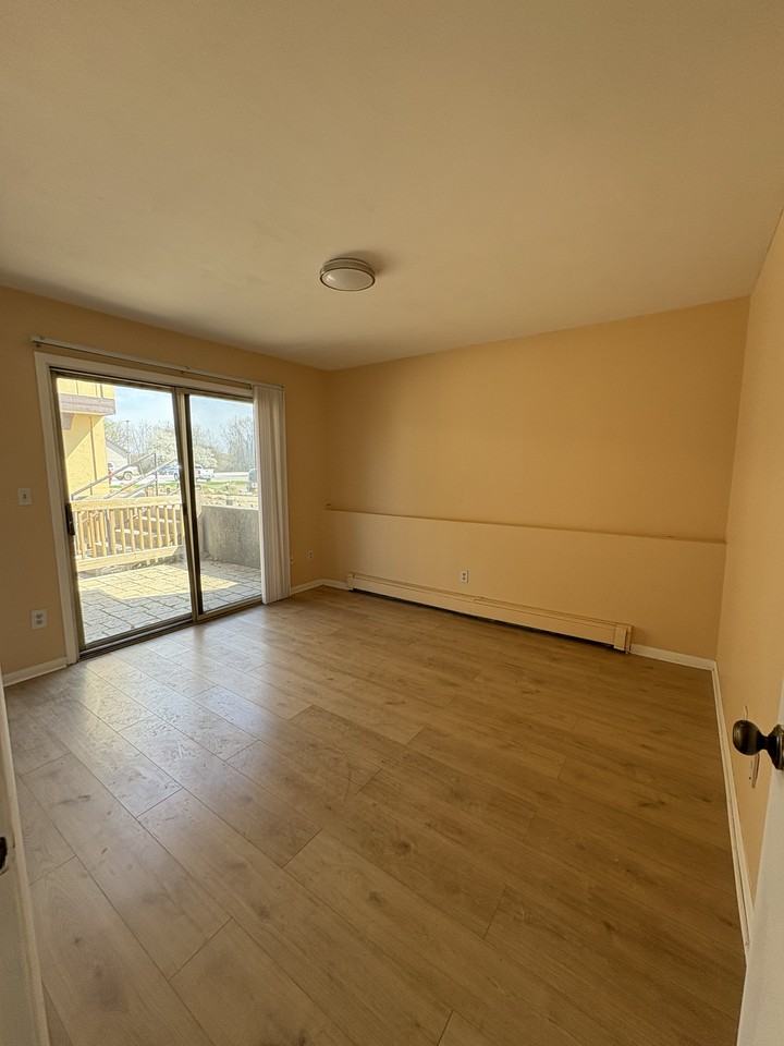 960 5th St #G - Photo 3 of 6