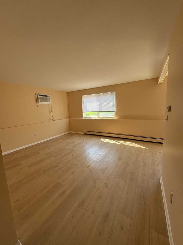 960 5th St #G - Photo 4 of 6