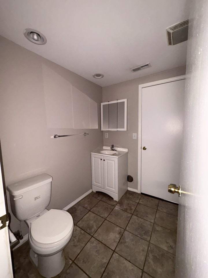 927 Wayne St #B - Photo 3 of 9