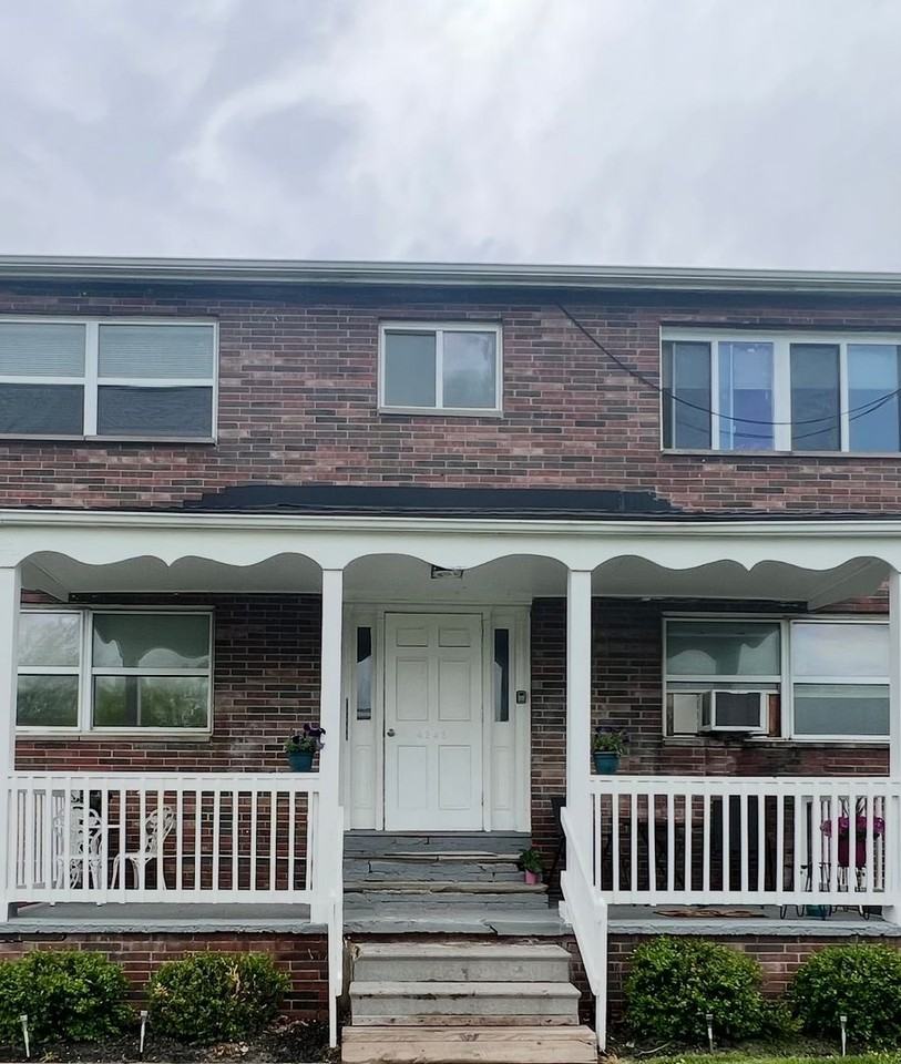 Manhattan Apartments - Photo 2 of 33