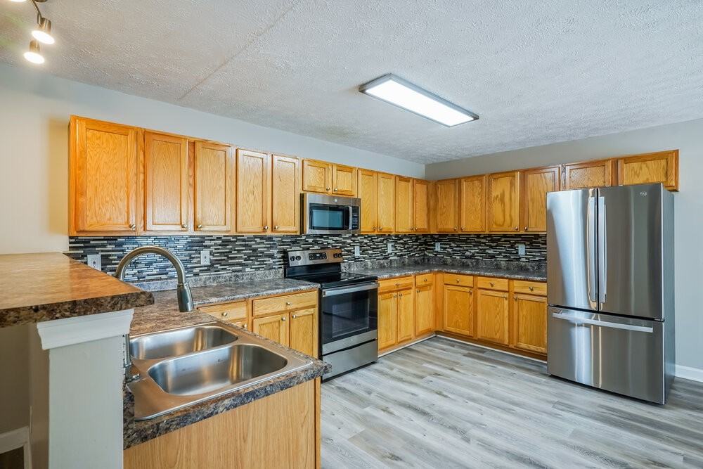 685 Belgium Dr - Photo 7 of 17