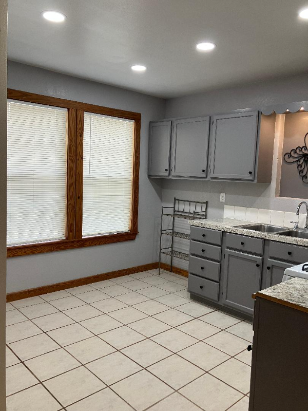 910 Perry Ln - Photo 3 of 23