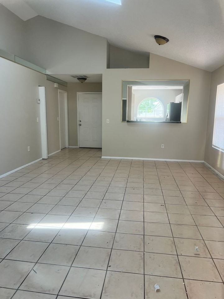 160 Edgewater Cir - Photo 3 of 13