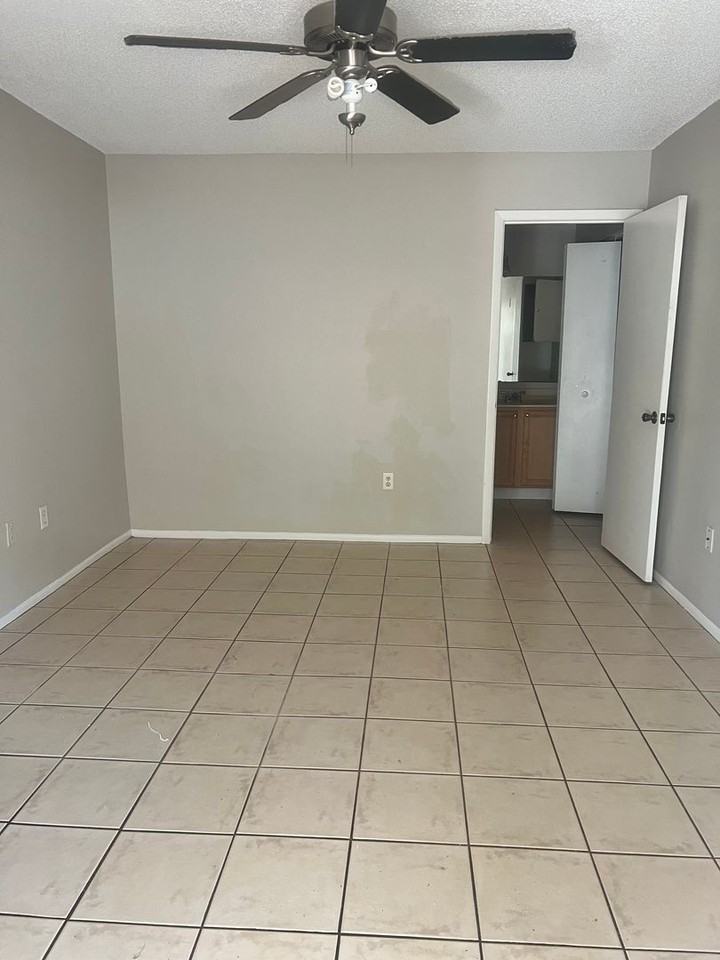 160 Edgewater Cir - Photo 7 of 14