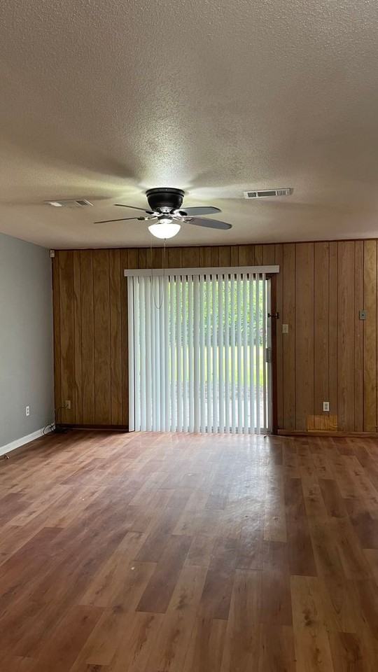 1201 Harris St - Photo 2 of 15