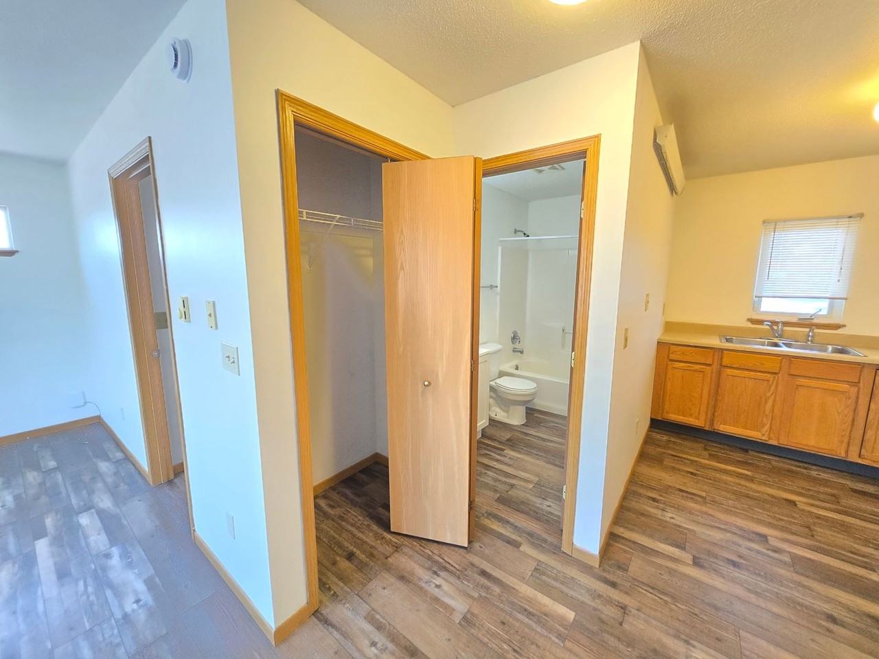 421 S Williams Ave - Photo 2 of 7