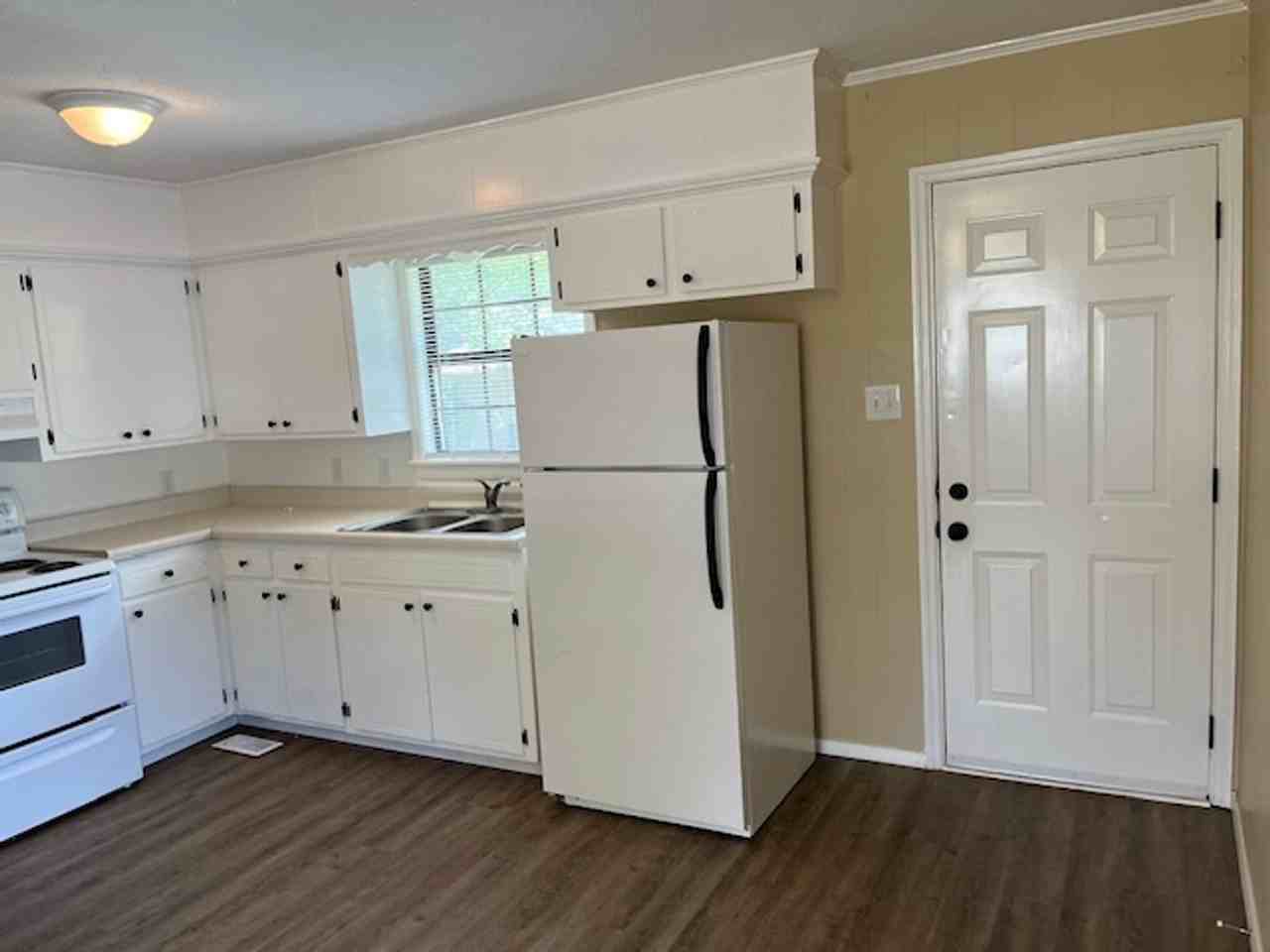 552 E O St - Photo 2 of 6