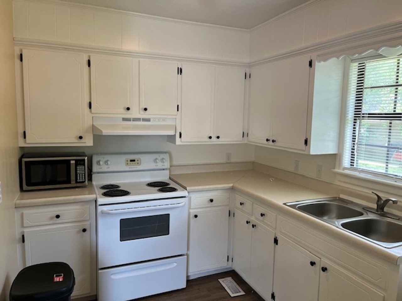 552 E O St - Photo 3 of 6