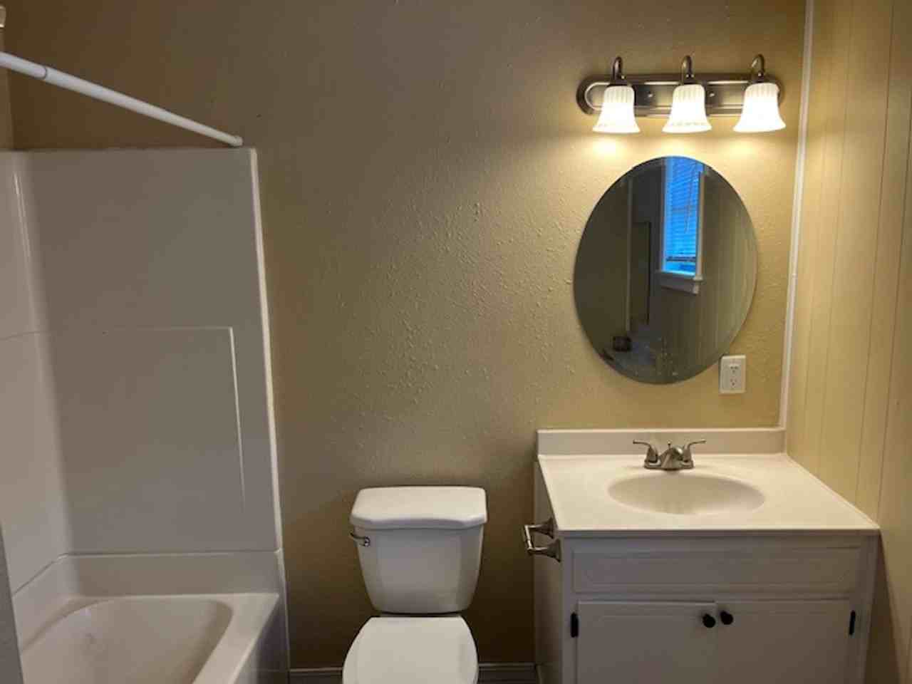 552 E O St - Photo 5 of 6