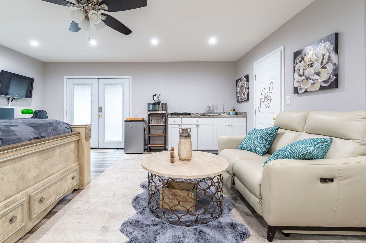 2128 Green Tree Ct - Photo 4 of 10