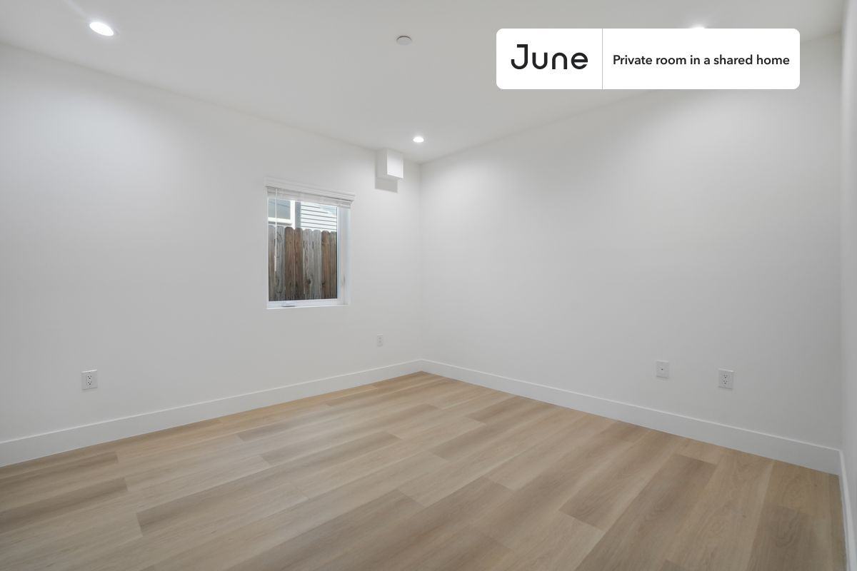 1321 N June St #C - Photo 4 of 13